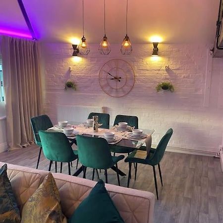 Lovely 2 Bedroom Penthouse Apartment In Chester - Free Parking!! Esterno foto