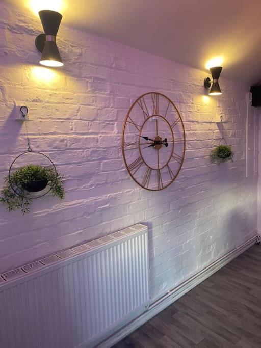 Lovely 2 Bedroom Penthouse Apartment In Chester - Free Parking!! Esterno foto