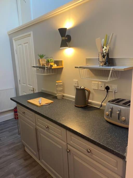 Lovely 2 Bedroom Penthouse Apartment In Chester - Free Parking!! Esterno foto