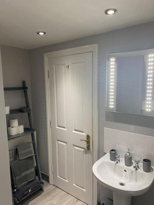 Lovely 2 Bedroom Penthouse Apartment In Chester - Free Parking!! Esterno foto