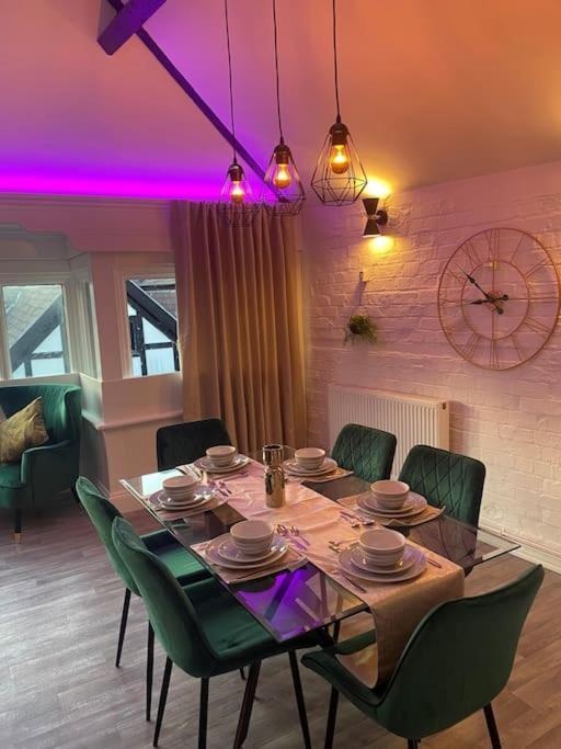 Lovely 2 Bedroom Penthouse Apartment In Chester - Free Parking!! Esterno foto